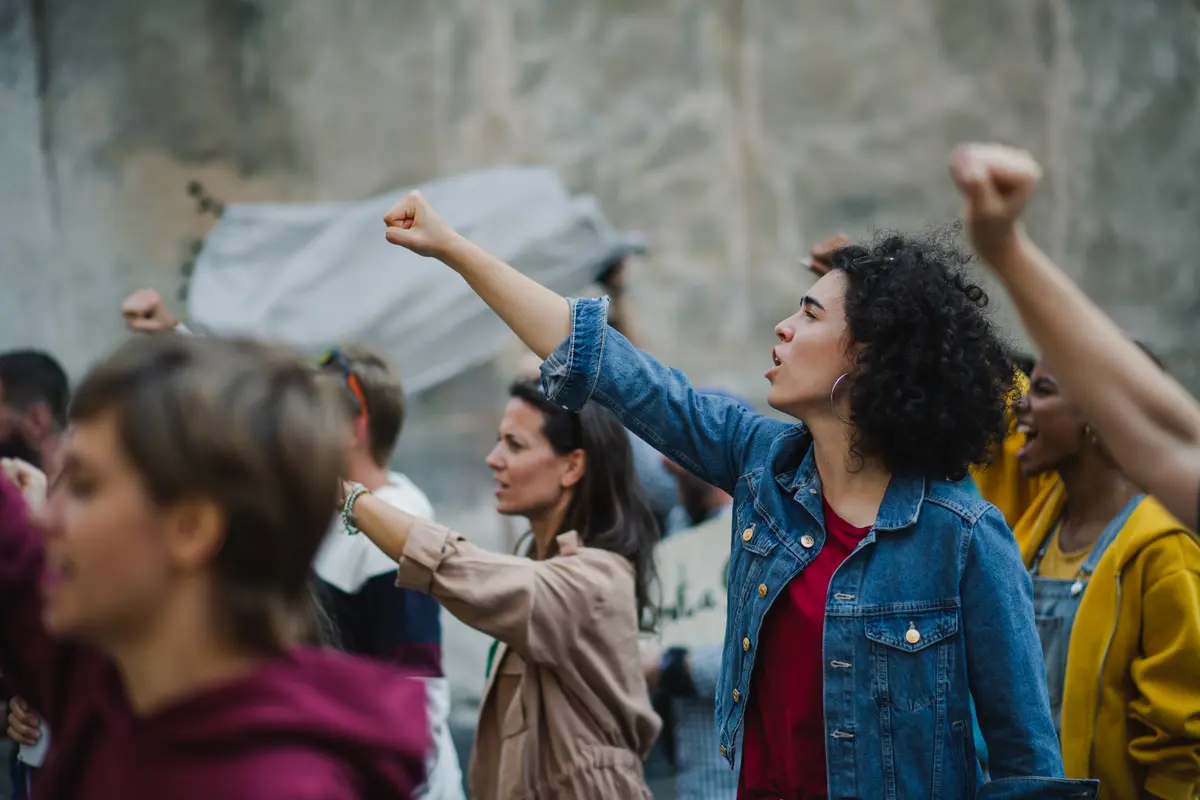 Manifestants levant le poing lors d'un rassemblement dans la rue