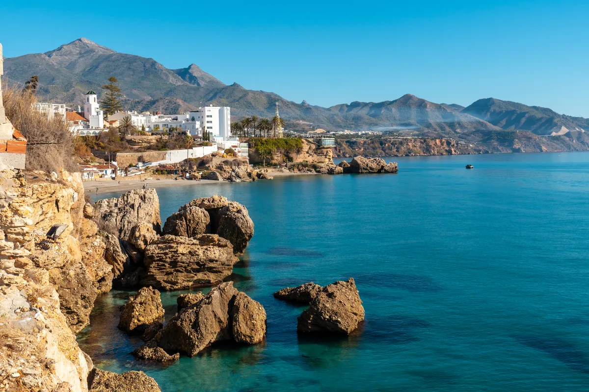 La côte de Nerja sur la Costa del Sol, en Andalousie