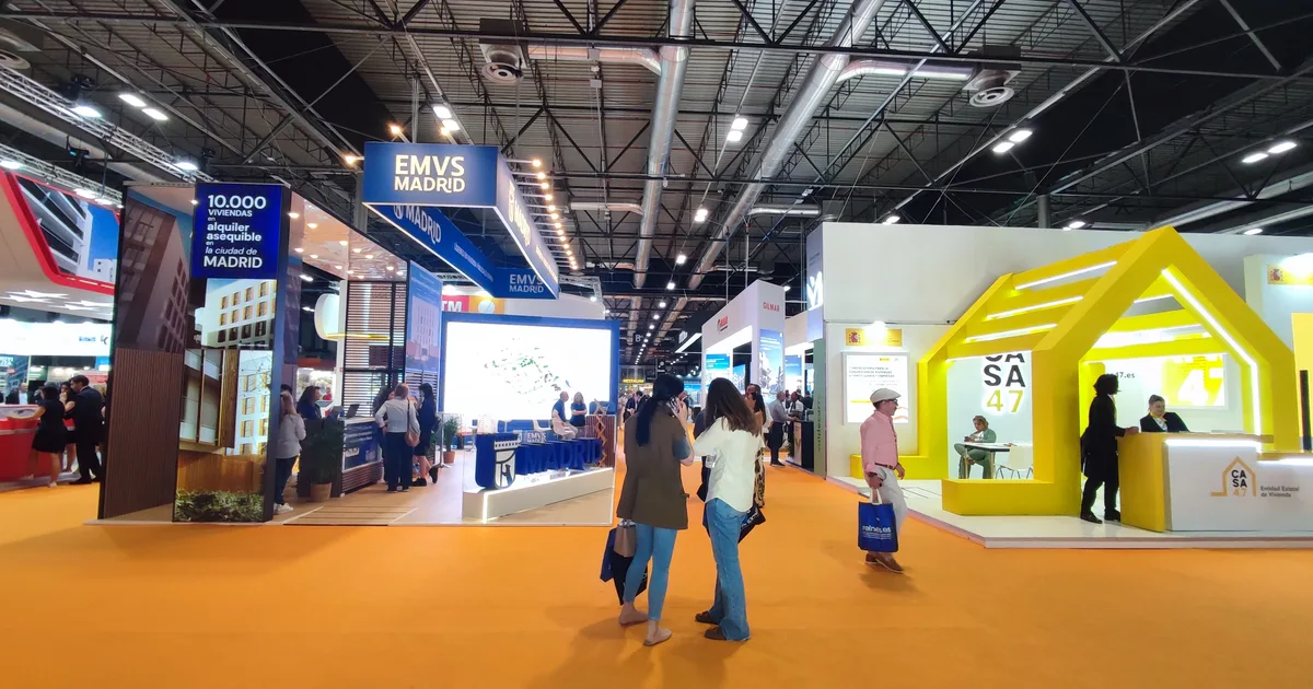Allées du Salon Immobilier de Madrid (SIMA) avec le stand de l'EMVS Madrid