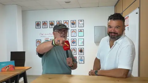 Jérôme Armand, micro Vivre en Espagne en main, interviewe Jérémy Couput dans les bureaux de SAFTI Espagne